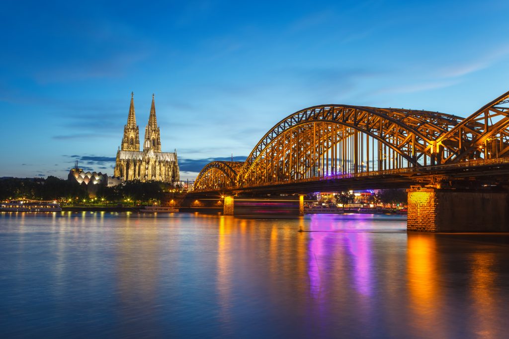 Dom und Rhein in Köln bei Nacht
