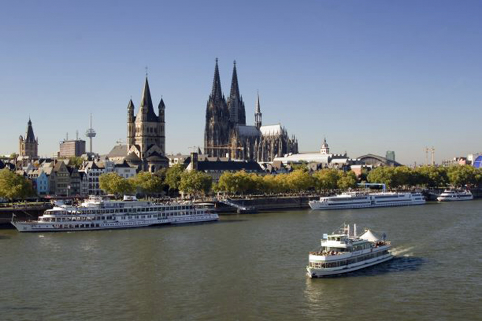 Passagierschiffe auf dem Rhein bei Köln
